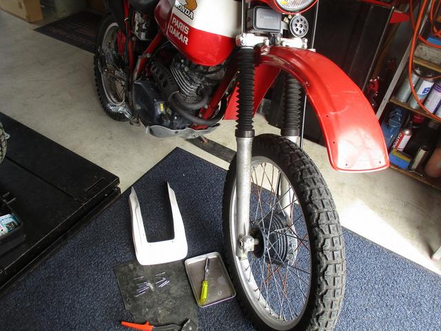 ホンダXL250Rパリダカ。Fフェンダーのオーバーフェンダー取り付け作業