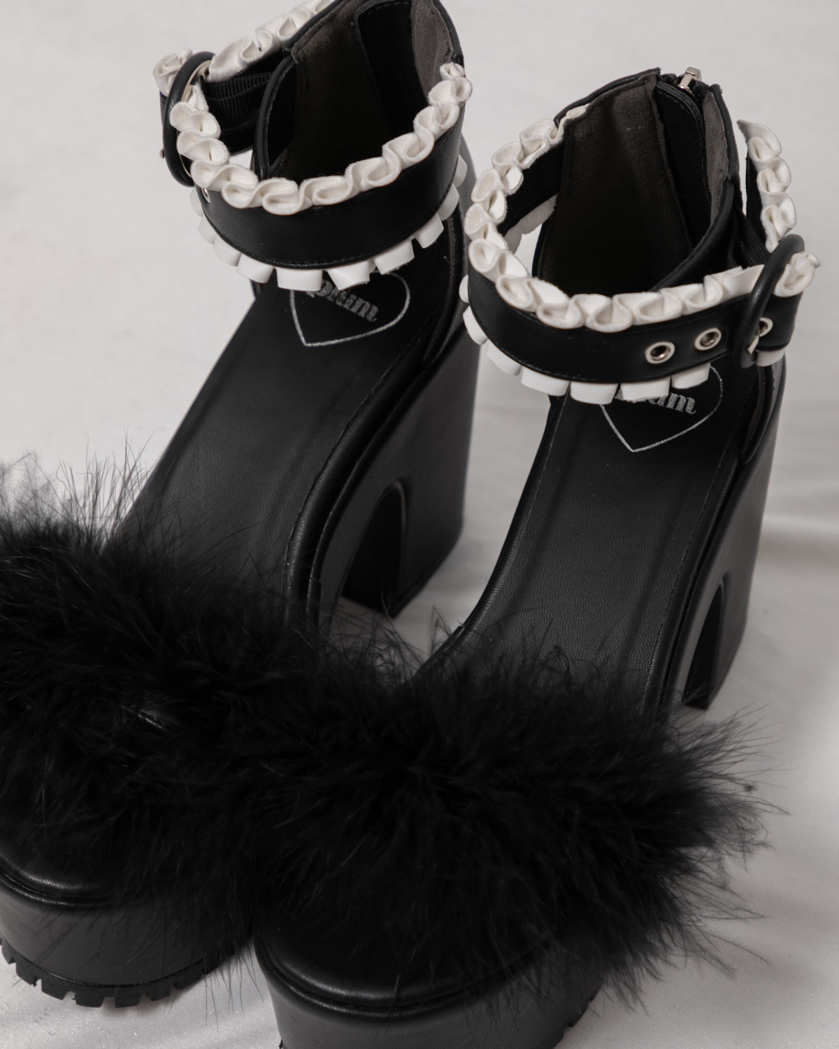 フリルベルトドーリーファーサンダル – pium