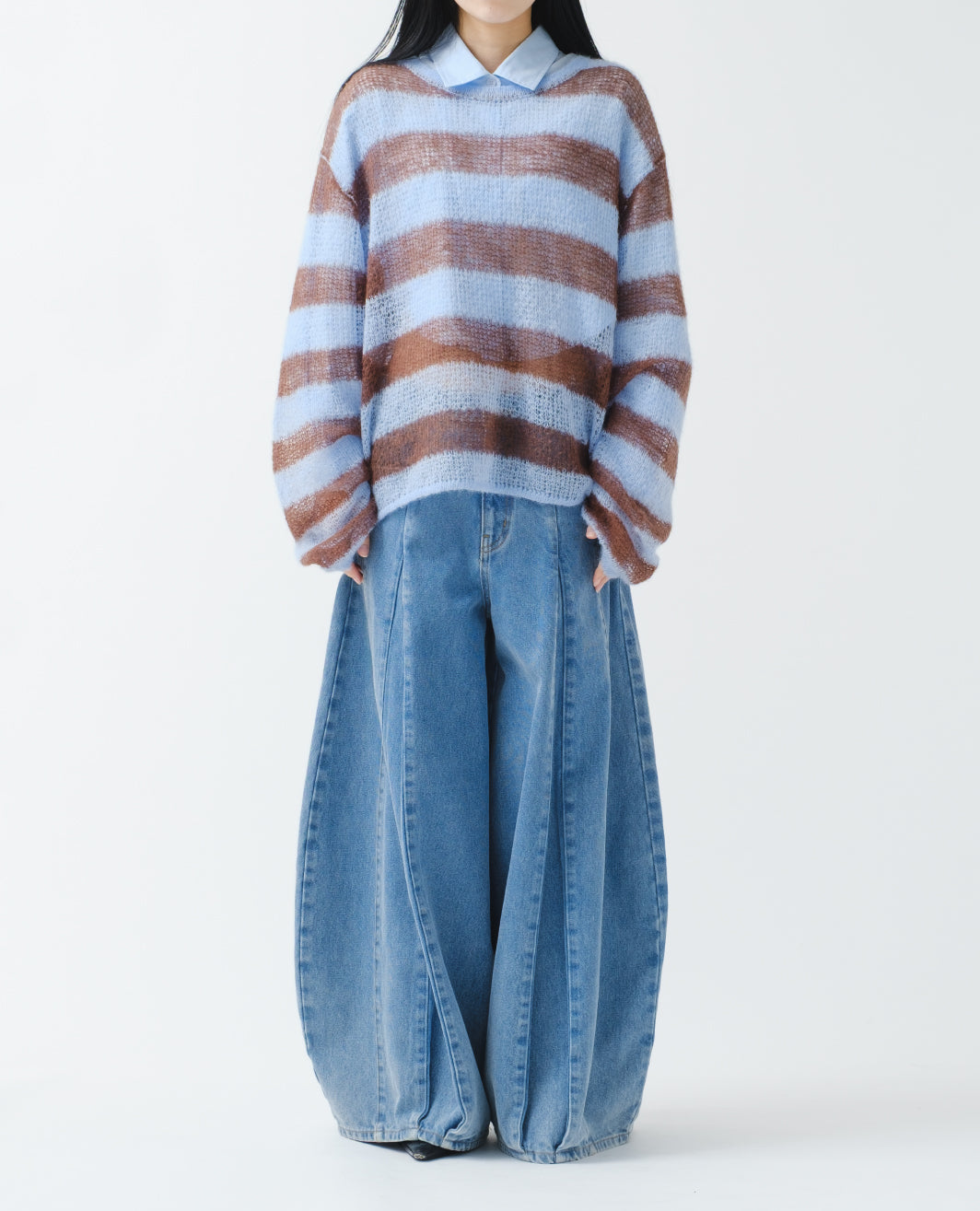 Border low-gauge knit sweater