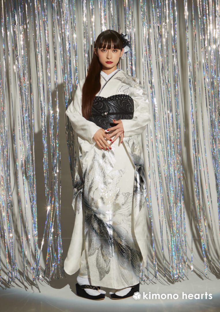 白地にシルバー箔で描いた牡丹がゴージャスな大人の成人式振袖