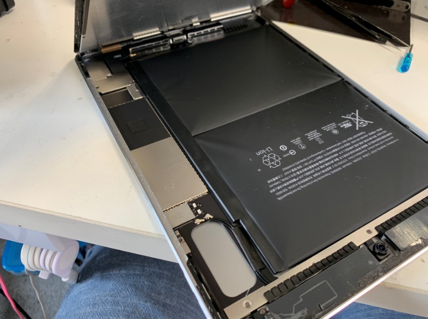 iPad Air2(モデル番号:A1566/A1567)のバッテリーが膨らんで液晶画面の