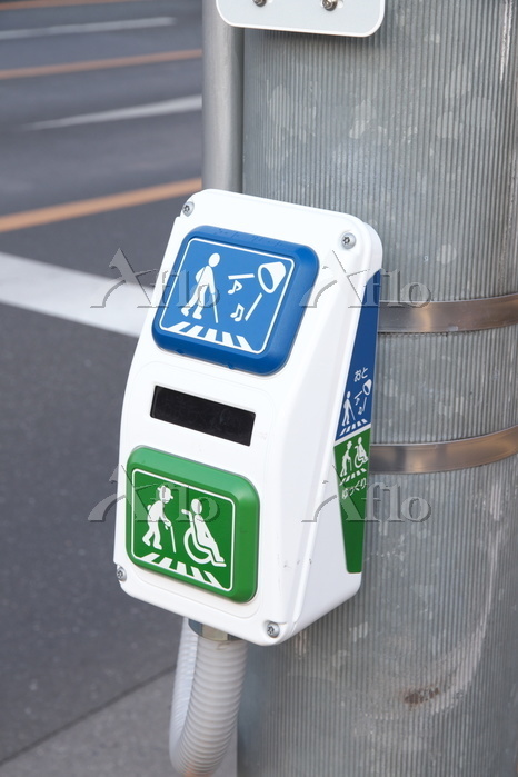 ユニバーサルデザインの歩行者信号用押ボタン箱 [56413846]の写真素材