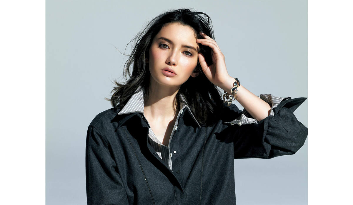 ブルネロ クチネリ」異素材レイヤードシャツを市川紗椰さんがまとう