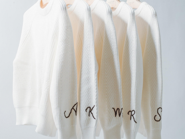 2020年3月4日(水)より、デミリーを代表するCHELSEAニットにイニシャル