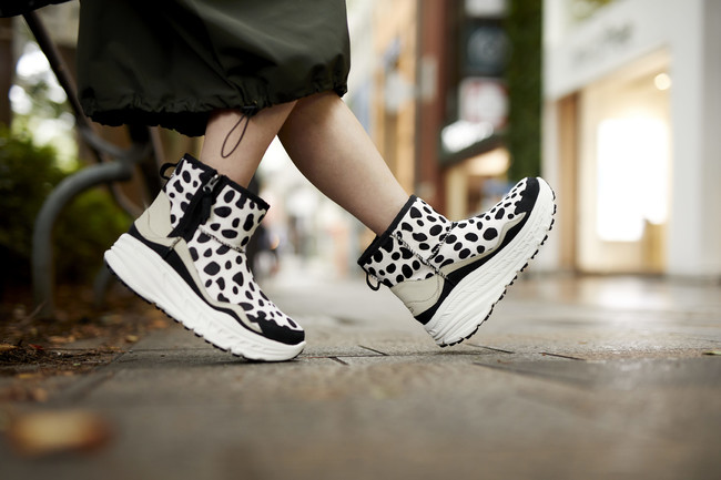 UGG®️ 大人気の＜UGG CA805 Dalmatian＞に次ぐ第二弾のダルメシアン柄