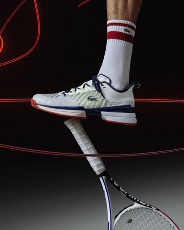 メドベージェフ選手が着用するプロ仕様の本格派テニスシューズ | 株式