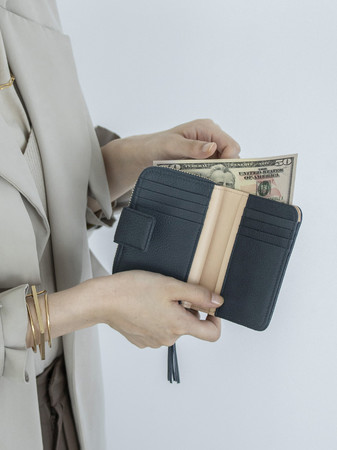 土屋鞄】時代の流れにとらわれないデザインで、自由な装いを楽しむ新