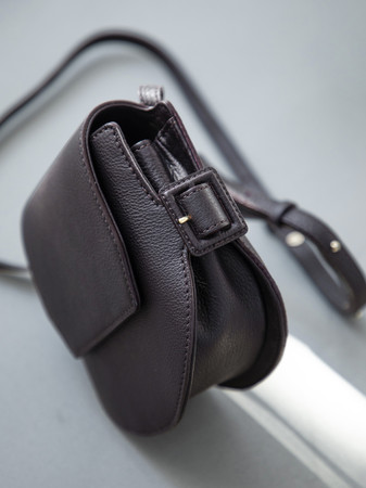 土屋鞄】時代の流れにとらわれないデザインで、自由な装いを楽しむ新