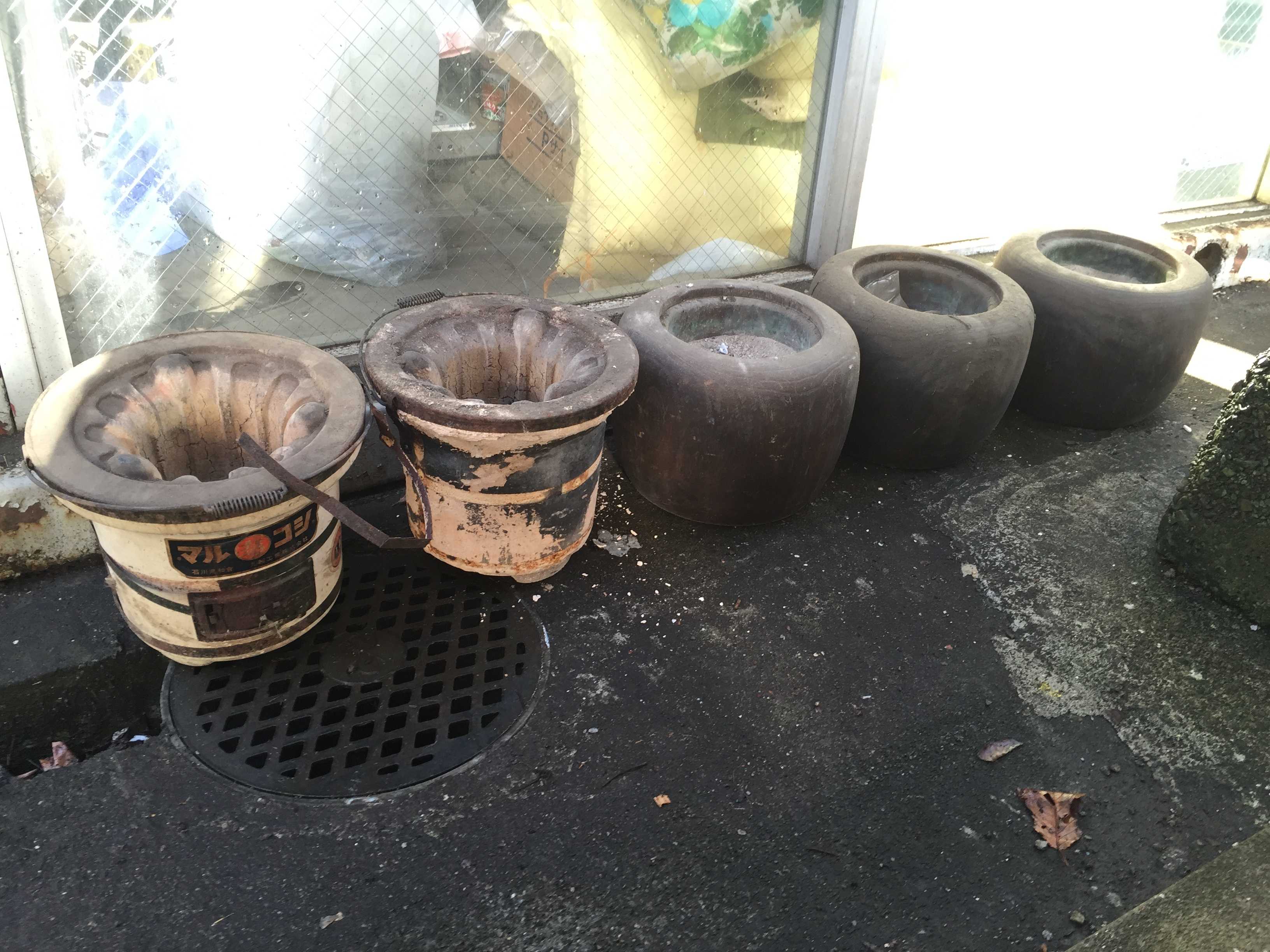 昔の七輪（しちりん）と昔の火鉢（ひばち）が倉庫から出てきた