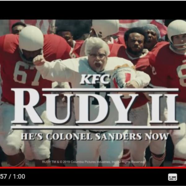 カーネル・サンダースがアメフト選手に KFCが「ルディ/涙のウイニング