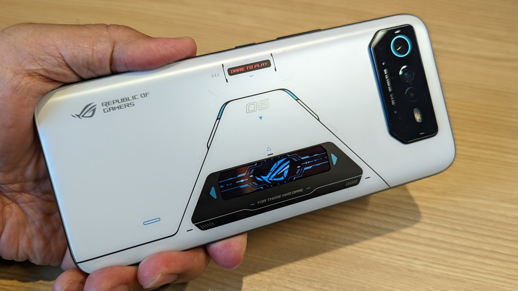 Snapdragon 8＋ Gen1と18GB RAM搭載の強力ゲーミングスマホ「ROG Phone