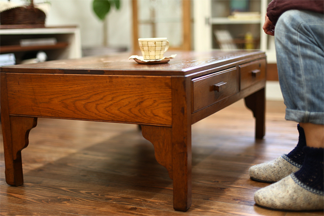 書斎やリビングで活躍！昭和レトロな文机の魅力