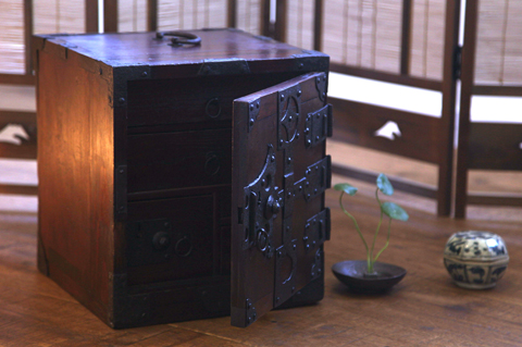 仕掛け・隠しがおもしろいアンティークのからくり箪笥