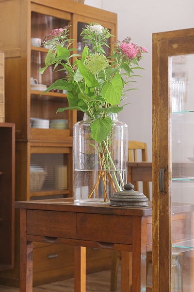 昭和レトロなディスプレイに！古い駄菓子屋さんの雑貨と家具