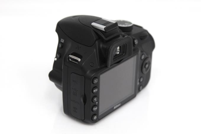 D3200 200mm ダブルズームキット ブラック シャッター回数約2500回以下