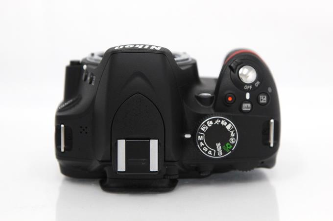 D3200 200mm ダブルズームキット ブラック シャッター回数約2500回以下