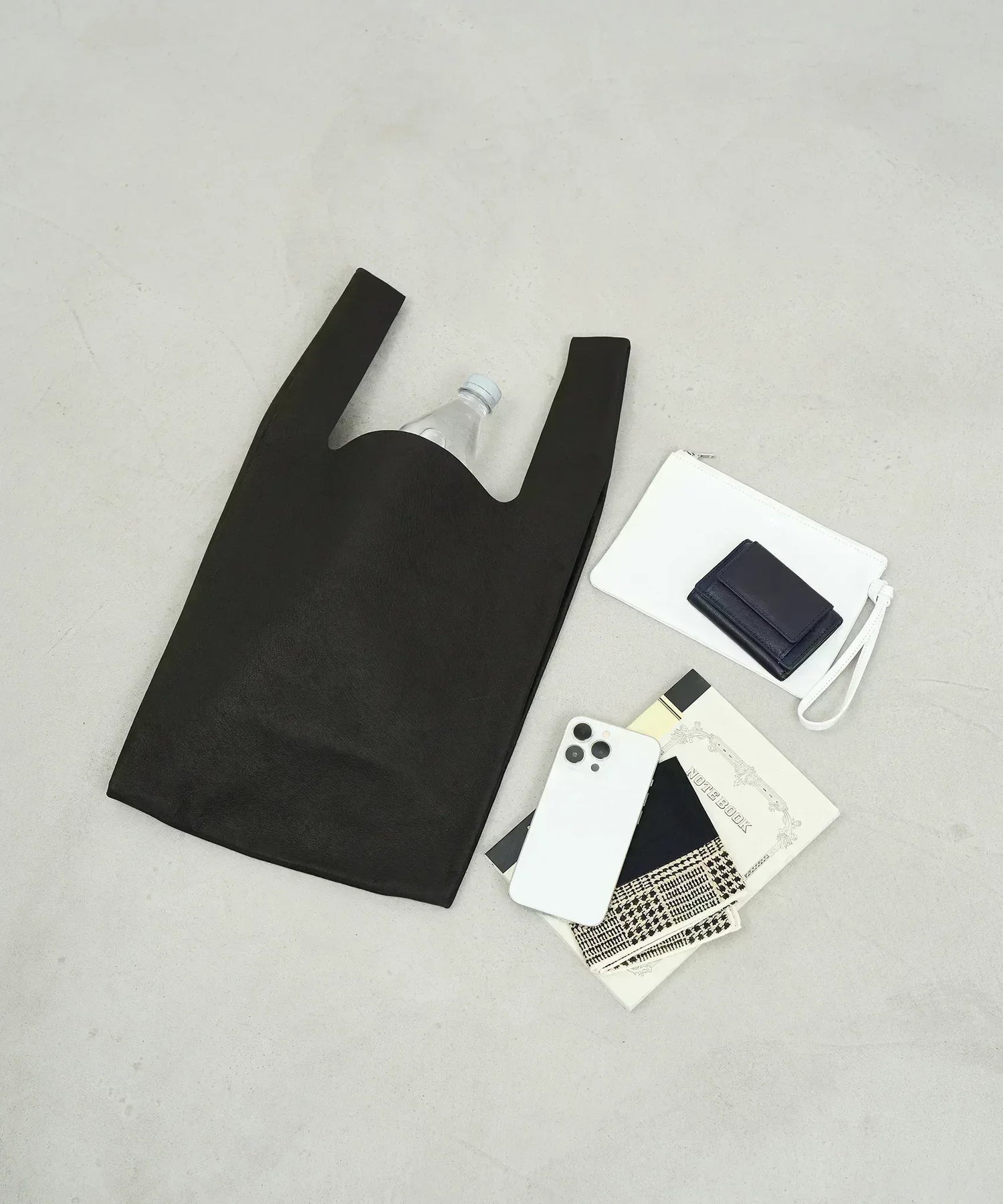 REN】《トートバッグ》A4も入る便利なサイズ。レジ袋型のレザーバッグ。