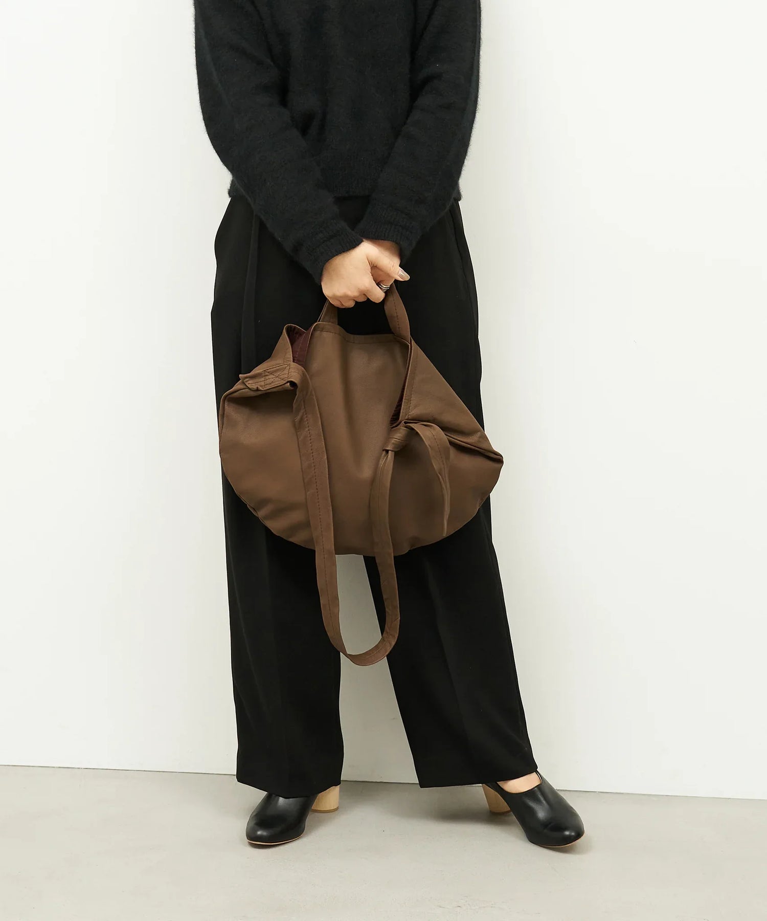 REN】《ショルダーバッグ》軽くて柔らかい、半円型の2way仕様のレザー