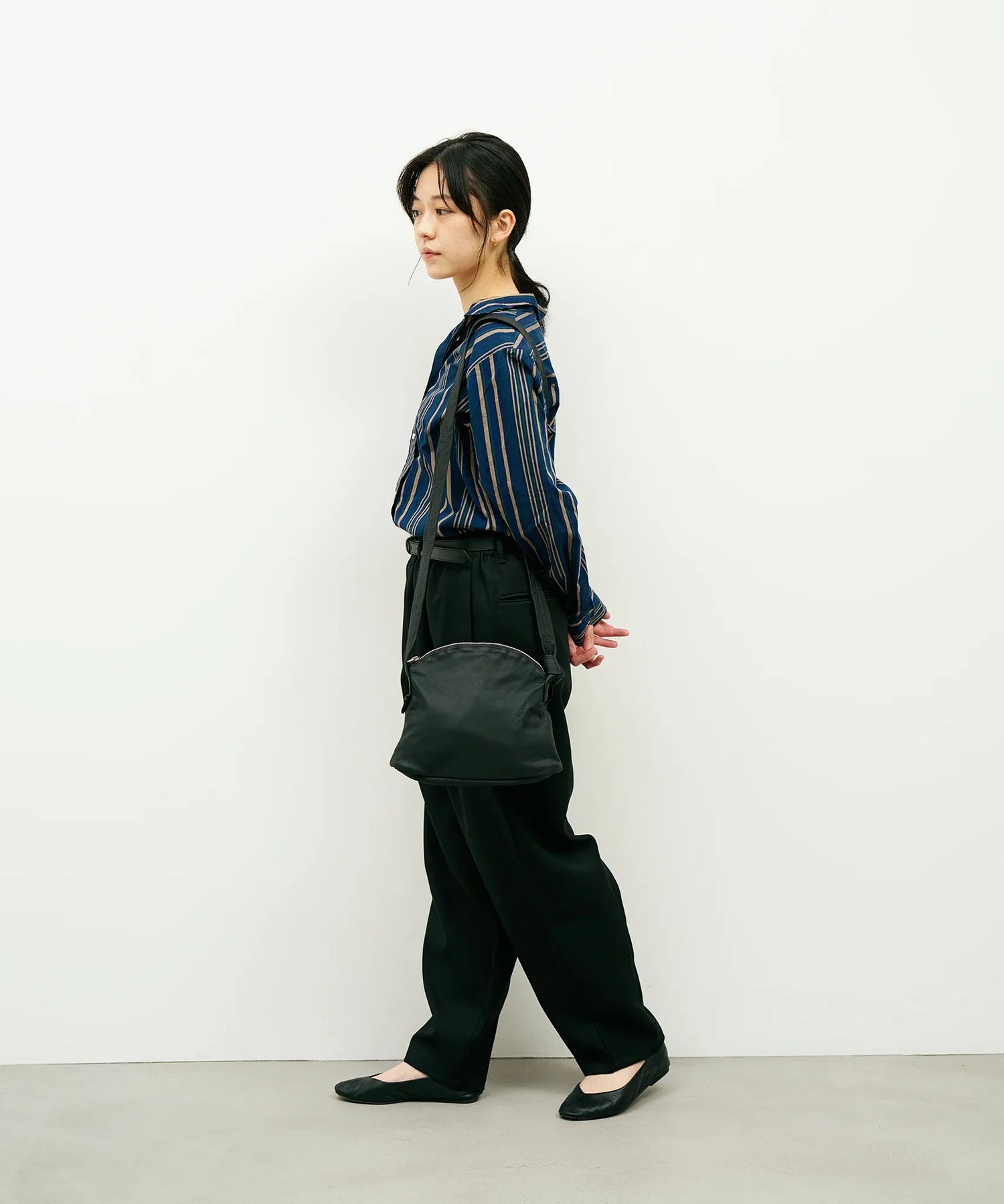 REN】《ショルダーバッグ》やわらかいヤギ革のアーチ型ショルダー