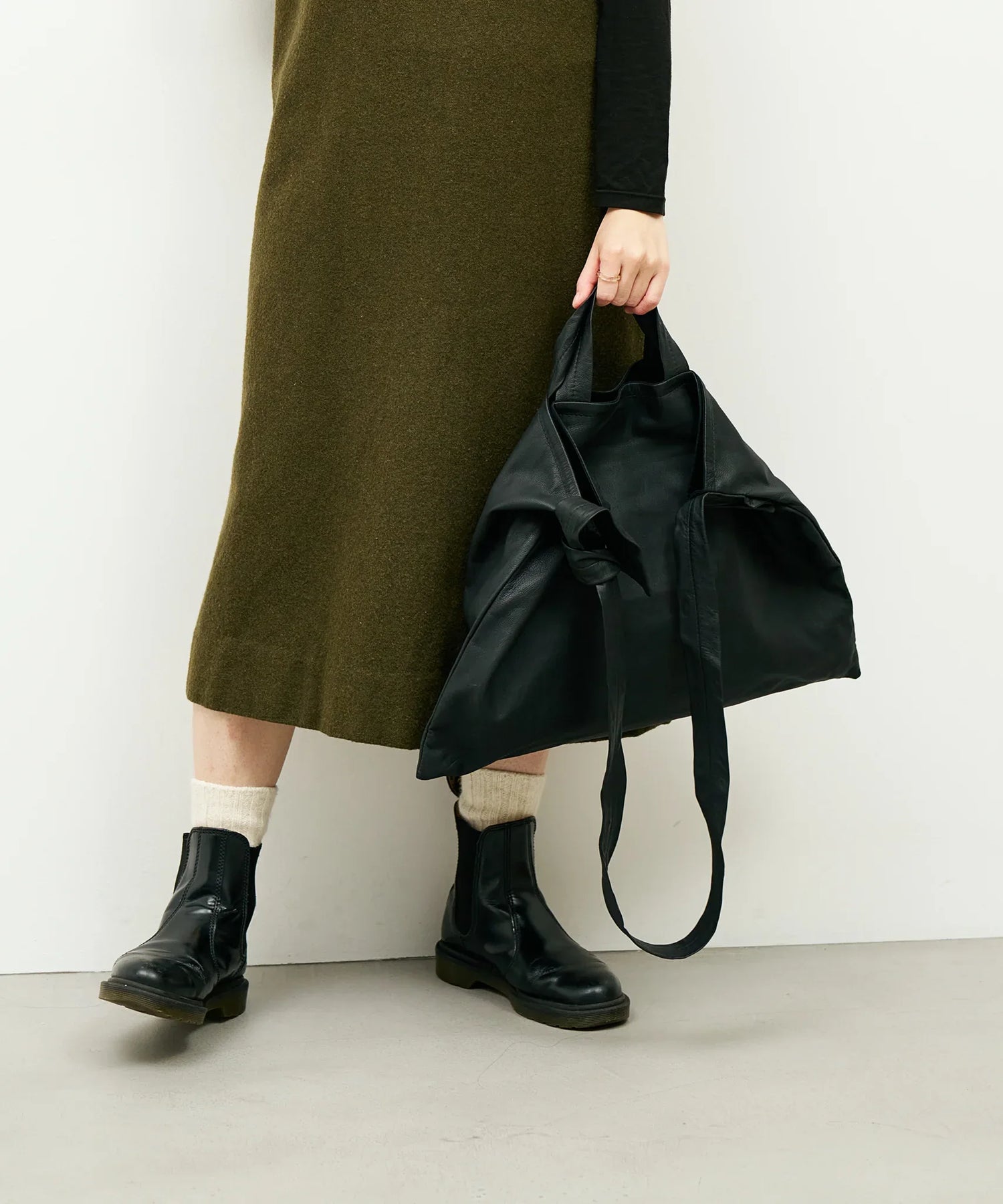 通勤や日常使いに最適な2wayやぎ革トートバッグ - A4も入る軽量