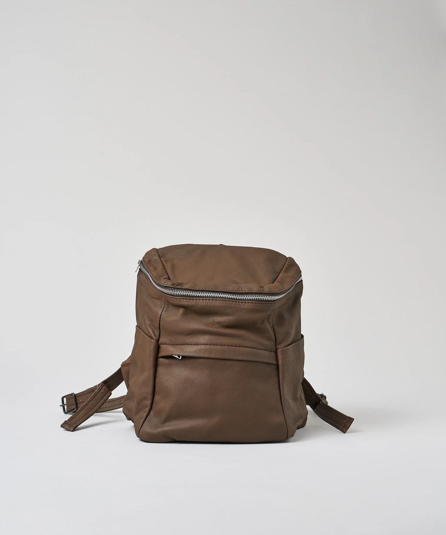 REN】《リュック》シンプルで軽いレザー素材の小さめリュック。