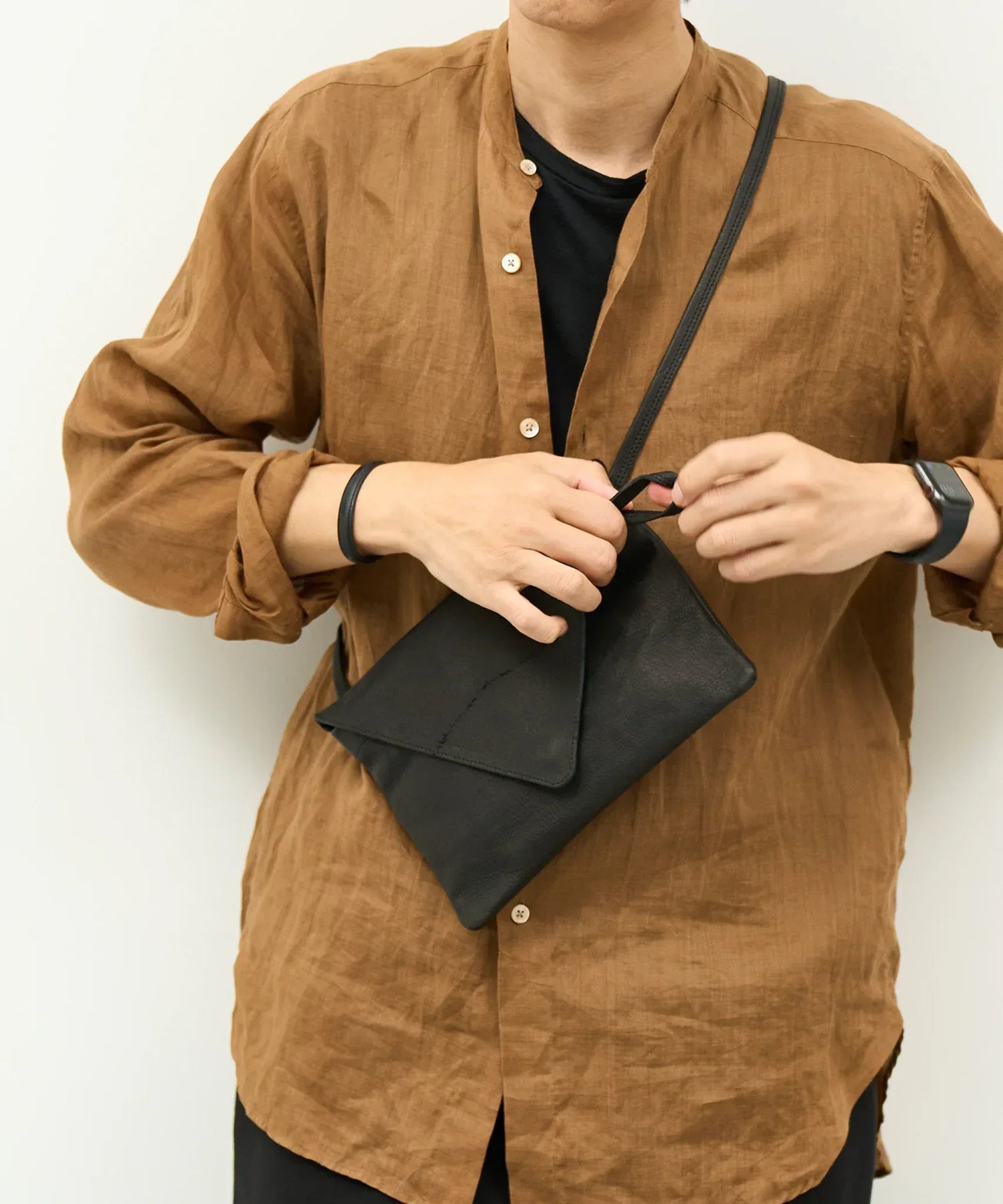 REN】《ショルダーバッグ》コンパクトで軽い、長さ調整自由なレザーバッグ