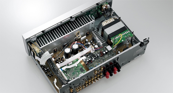 価格.com - 『内部には強力な電源部を支える大型トランス（右端）や