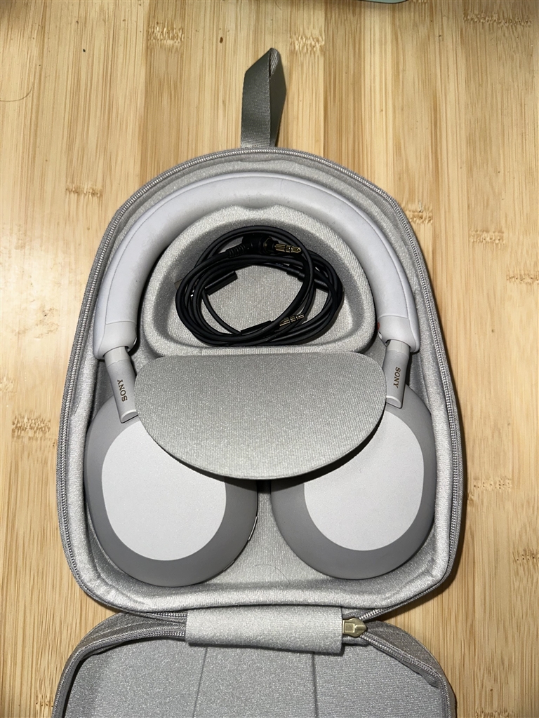 価格.com - 『キャリングケース内には、ヘッドホン本体とケーブル収納