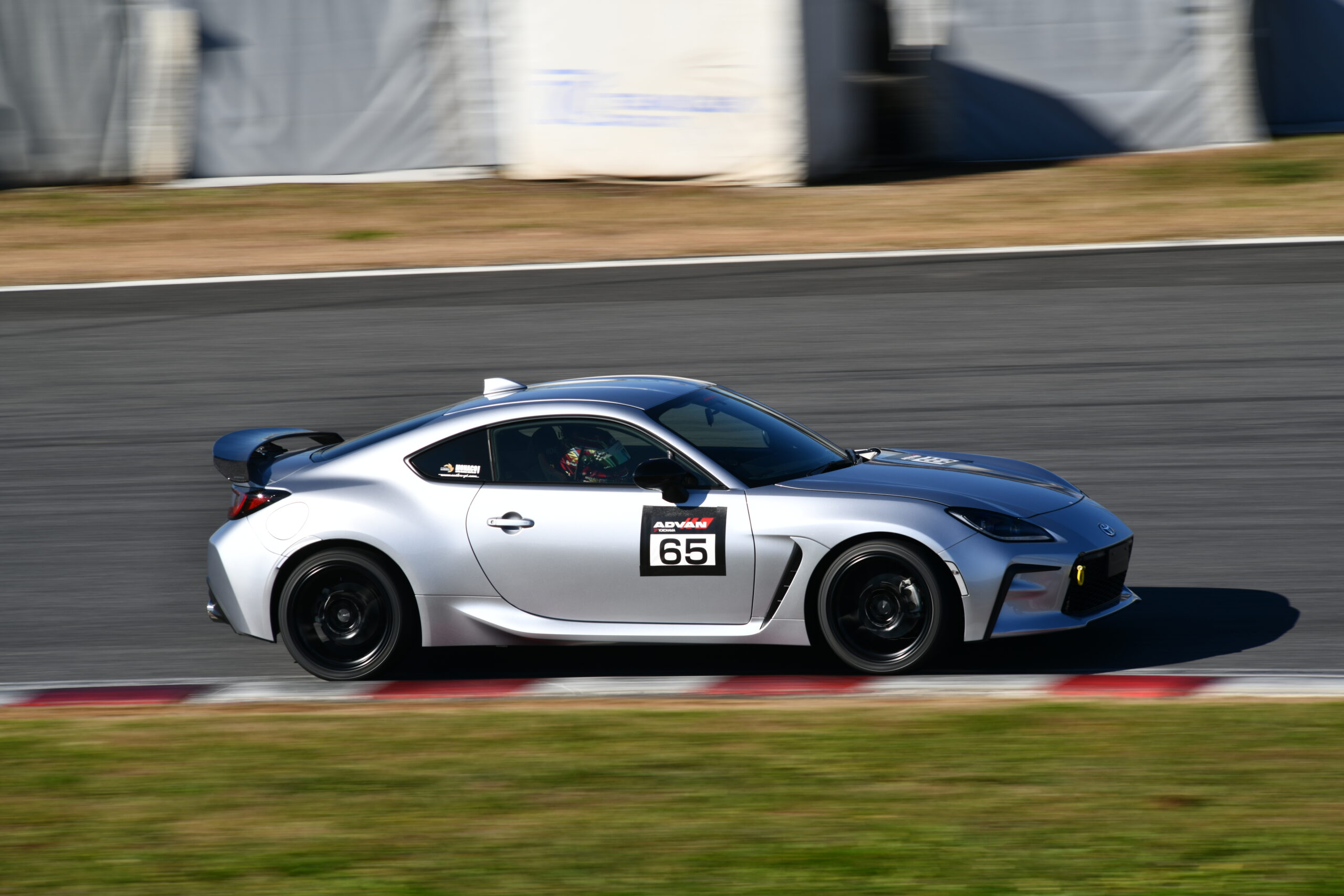 アクティブ ZN8 GR86「厳選パーツで目指す大人の快速スポーツ