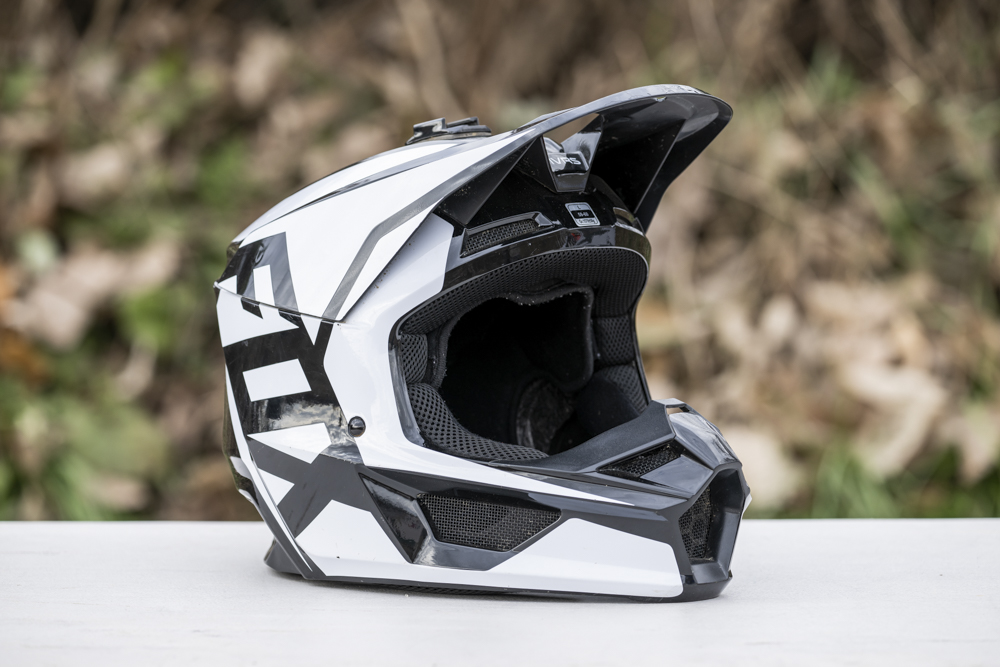 FOX V1ヘルメットを3世代の進化を振り返りつつインプレッションして