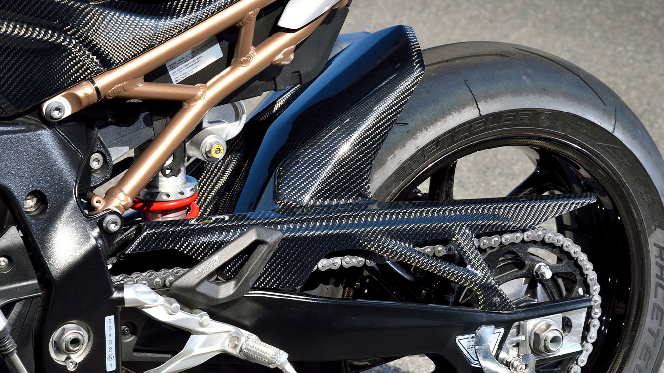 マジカルレーシング×S1000RR】カーボン率アップでスポーツ性と高級感を