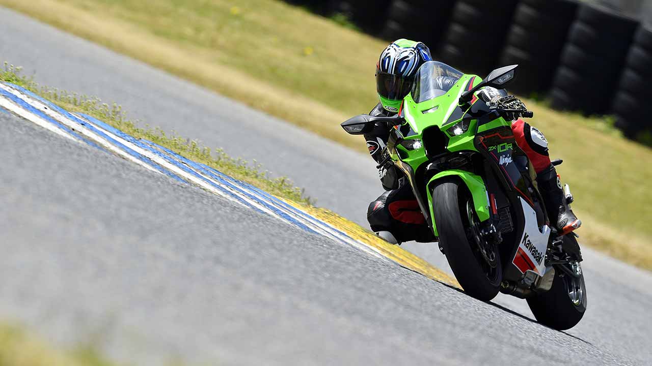 KAWASAKI Ninja ZX-10R インプレッション【洗練の駿馬】 - 【公式