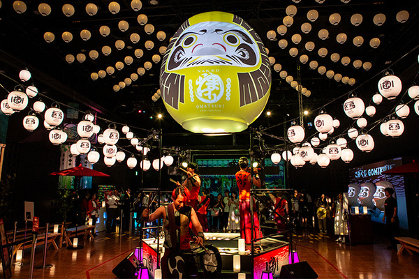 しゃべる「巨大AIだるま」のハイパー縁日が丸の内で開幕 全国のお祭り