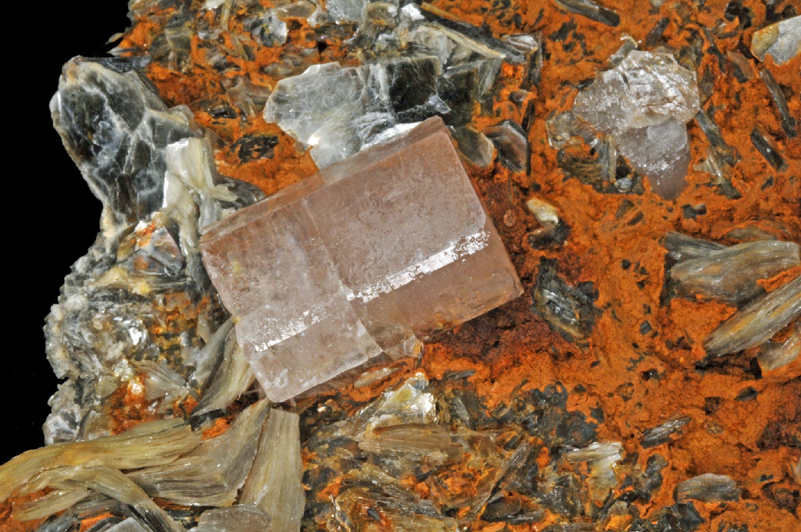 フッソリンカイセキ（フッ素燐灰石） (Fluorapatite) - Rock Identifier