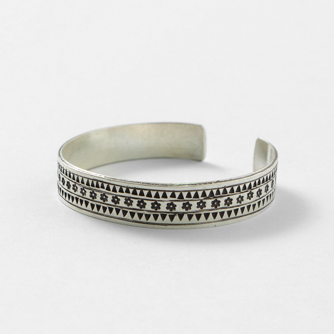 phaduA（パ・ドゥア） カレンシルバーバングル トライアングルフラワー