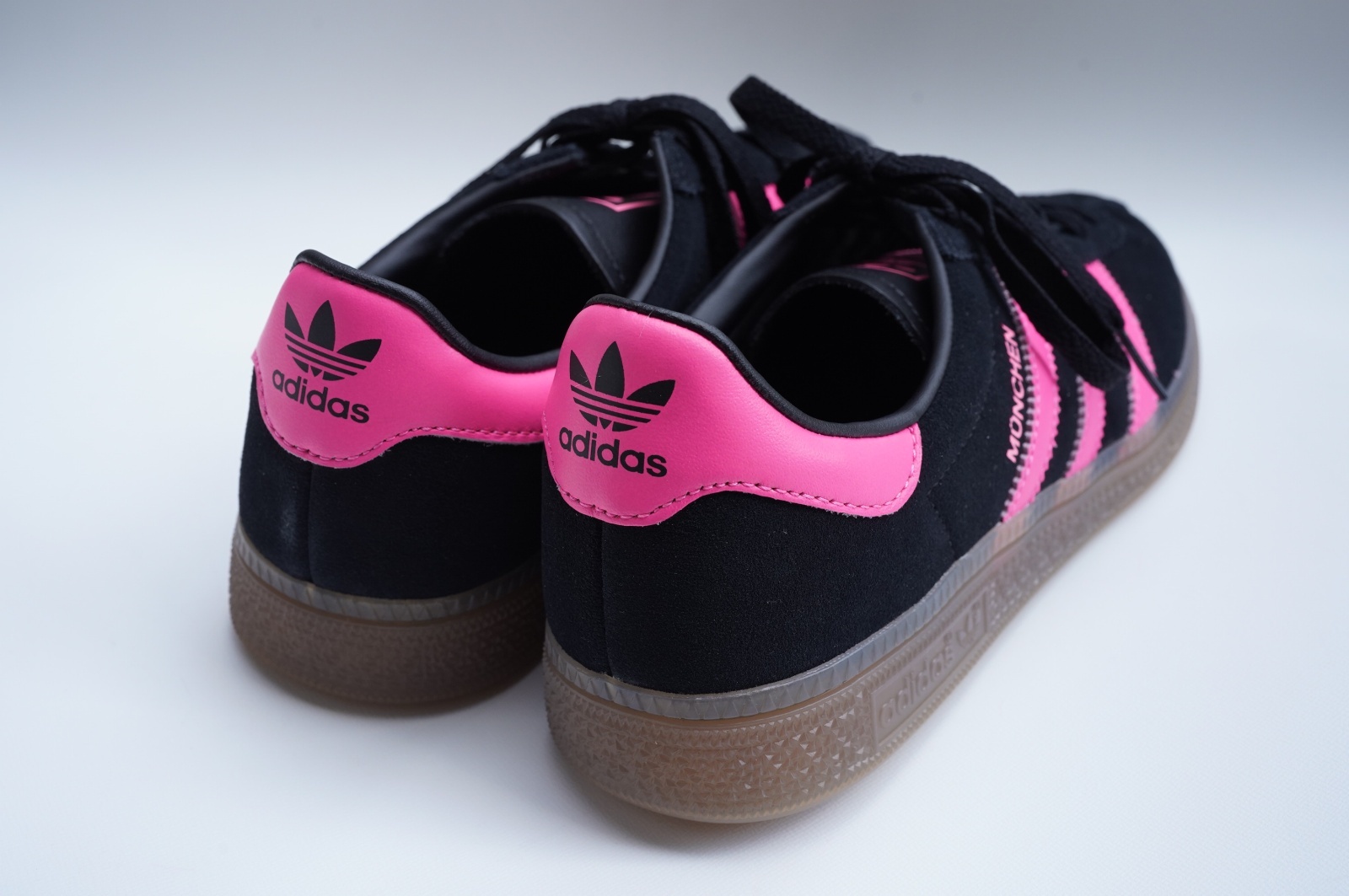 adidas MUENCHEN W col.CORE BLACK / LUCID PINK / GUM - rollot