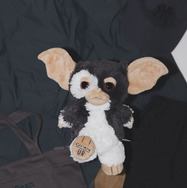 グレーカラーのギズモのぬいぐるみが登場！『GREMLINS』×「NICI」の