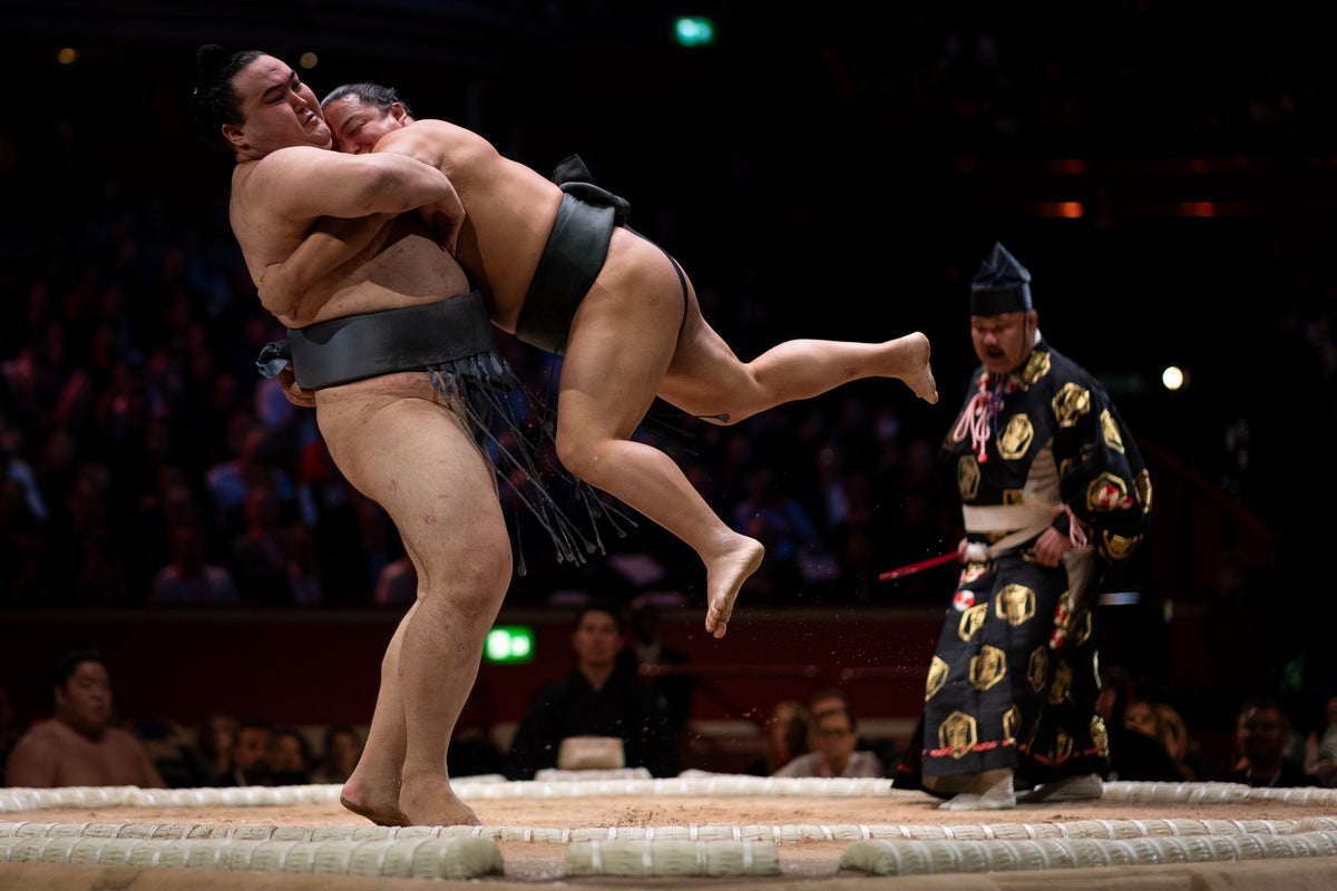 Grand Sumo Tournament in London begins with ancient ceremony - AOL