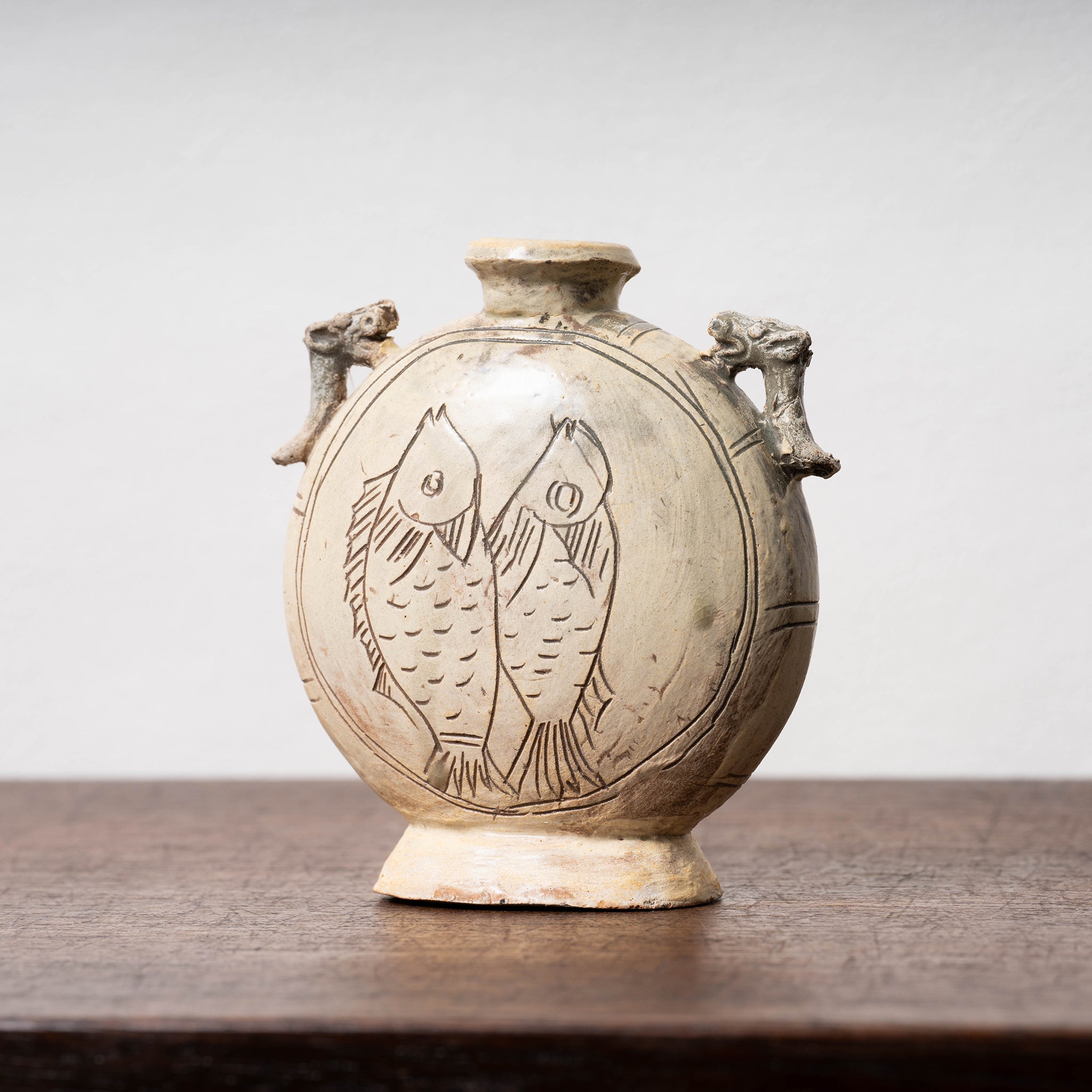 李朝 粉青沙器剥地魚文扁壺 – 燦禾 SANKA