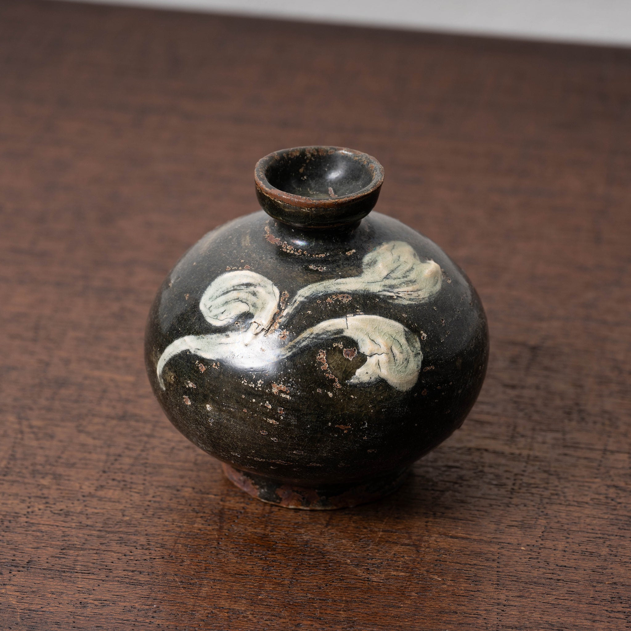 高麗 黒高麗白堆草花文小壺 – 燦禾 SANKA