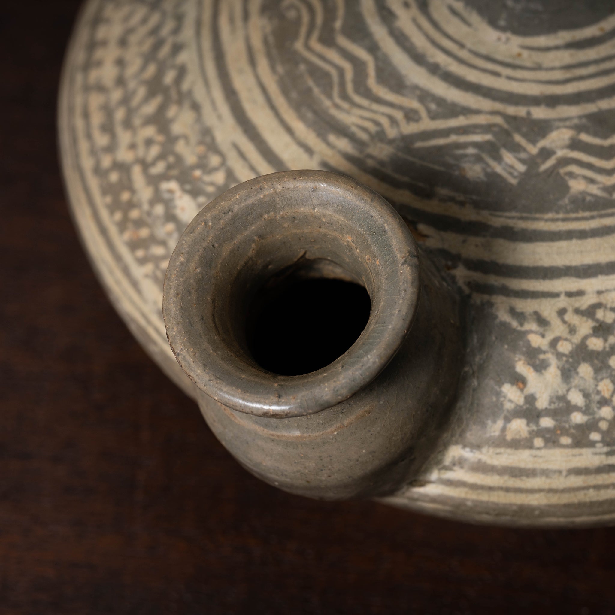 李朝 粉青沙器象嵌扁壺 – 燦禾 SANKA