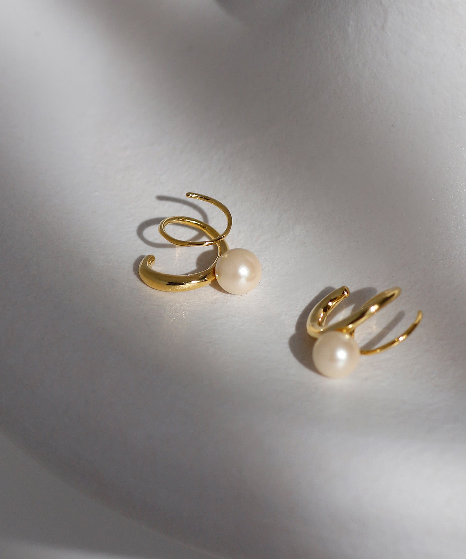 mimi33】パール×コイルピアス[Sheerchic]｜SANPO ONLINE(サンポー