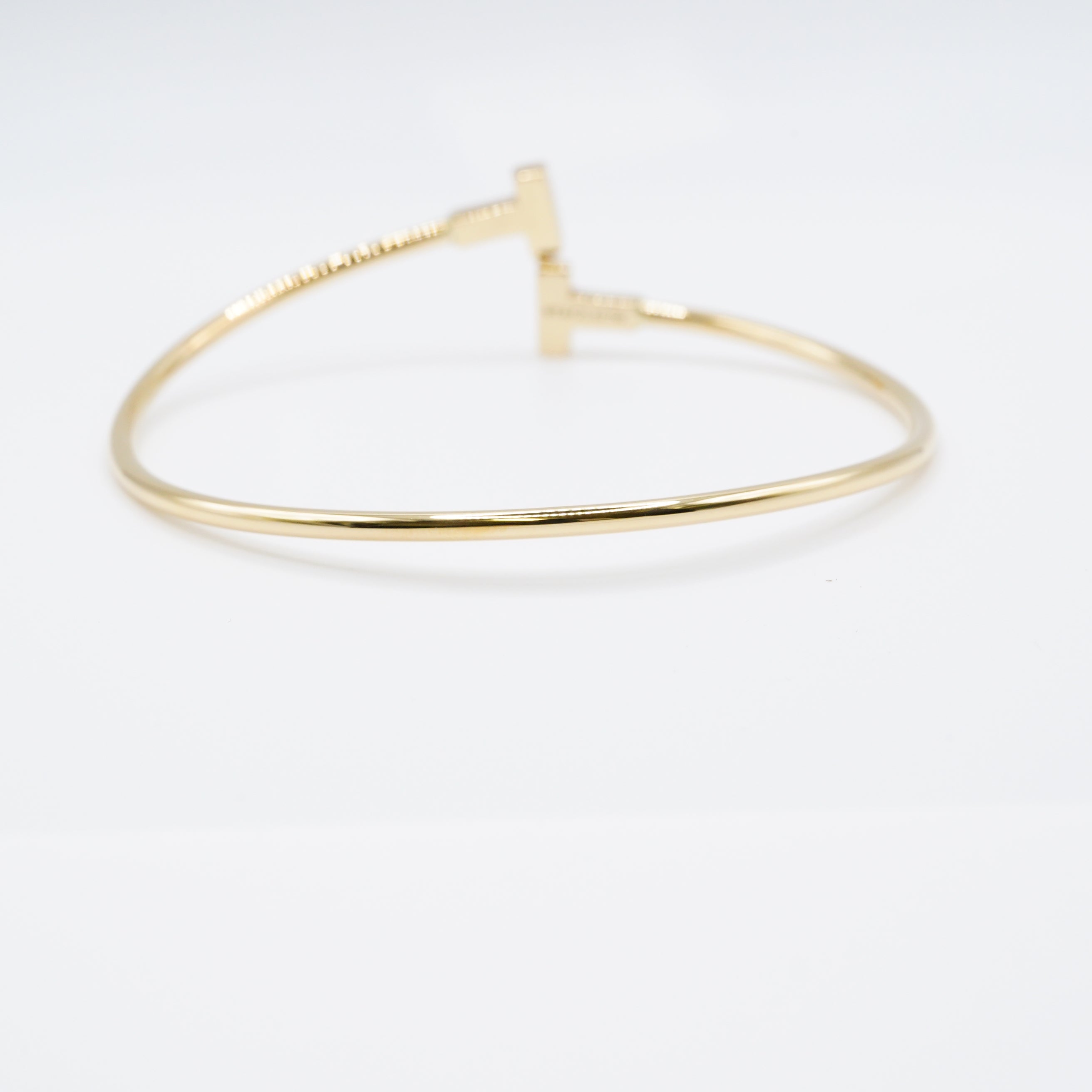 ティファニーのアイコン「Tワイヤー ブレスレット」 AU750（K18