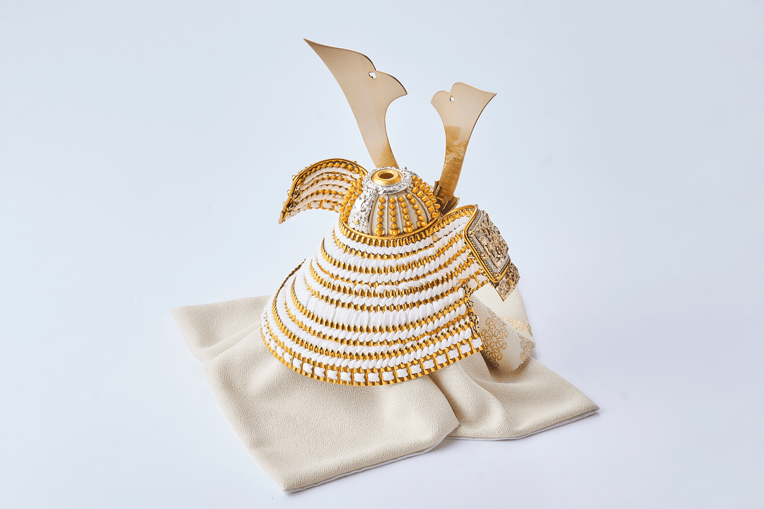 純白の金色兜 – 人形工房 左京