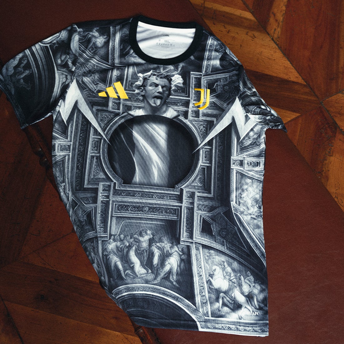 adidas ユベントス 25/26 プレマッチ ジャージー(ブラック) QY728