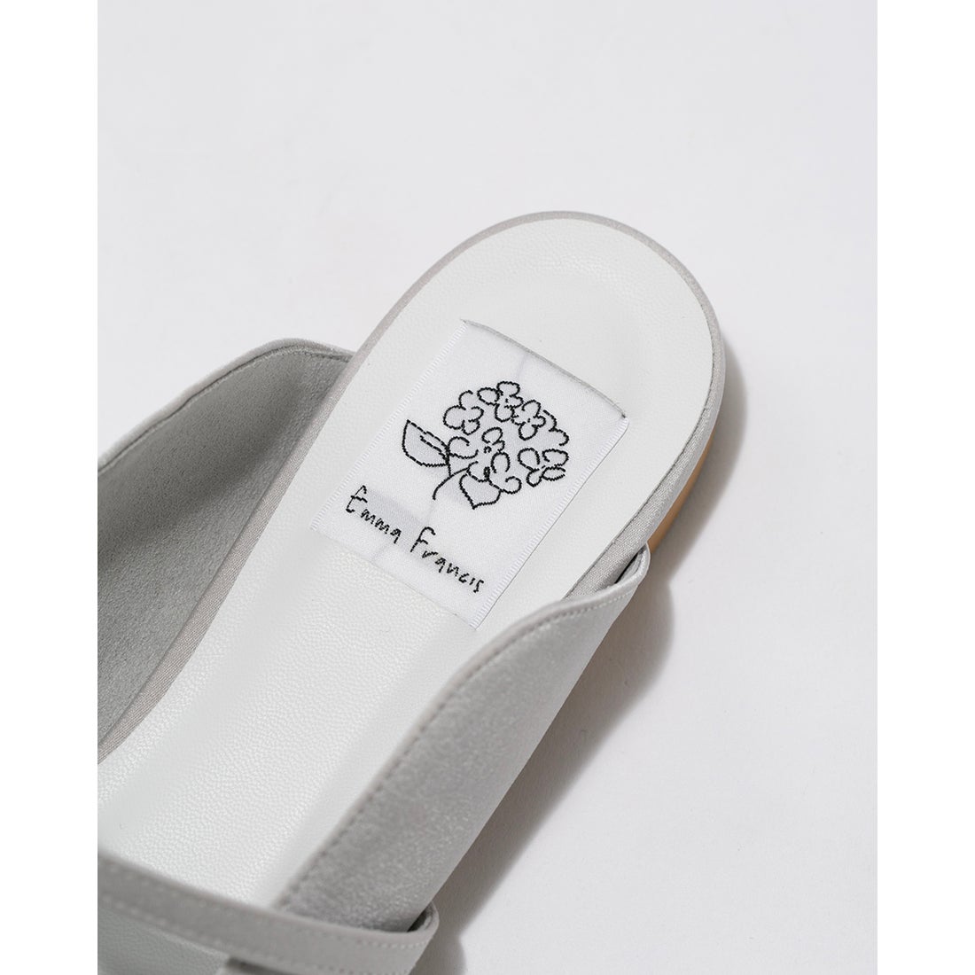 ダブルストラップ フラット ミュール （グレー サテン） -Emma Francis