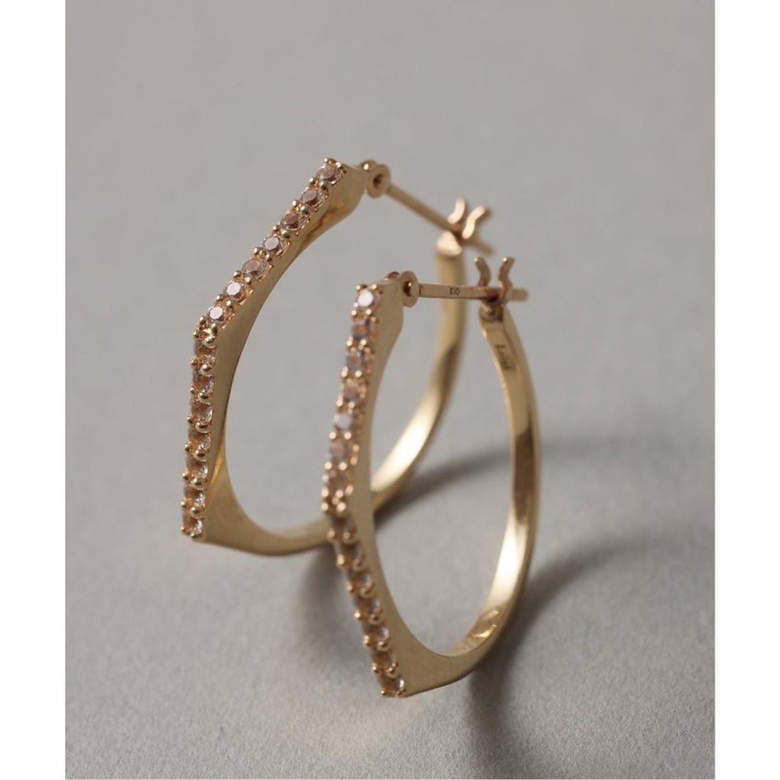 リラ Lilas arrowラインホワイトトパーズピアス K10(両耳) （ゴールド