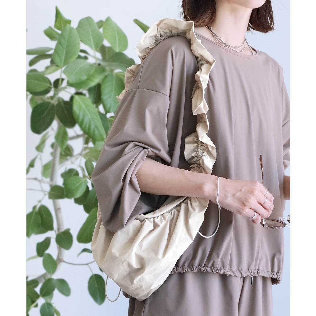 レカ reca フリルギャザーボディバッグ(on4693065) （グレージュ） -靴