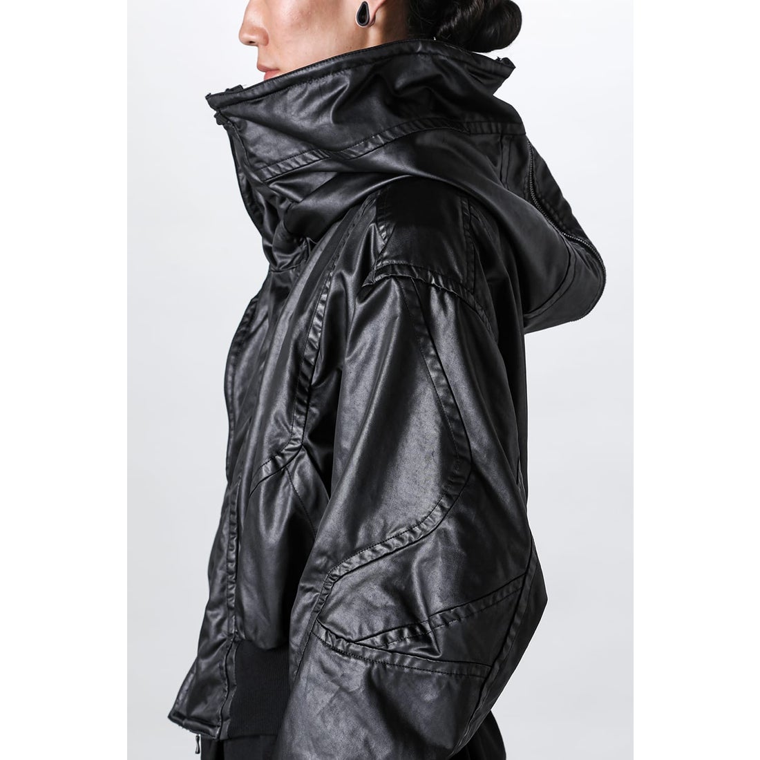 ユリウス JULIUS Coated Satin Short Hooded Blouson（BLACK） -FASCINATE