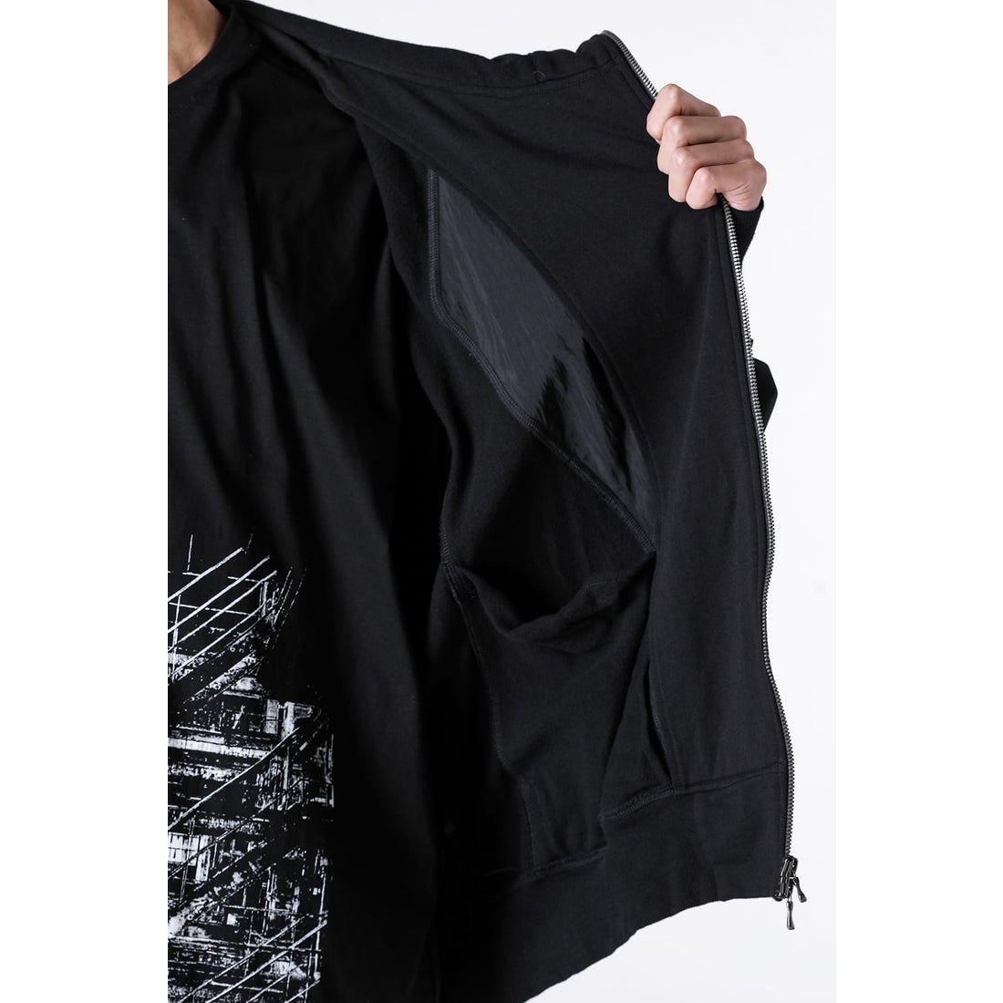 ユリウス JULIUS COTTON SWEAT ZIP Parker （BLACK） -FASCINATE